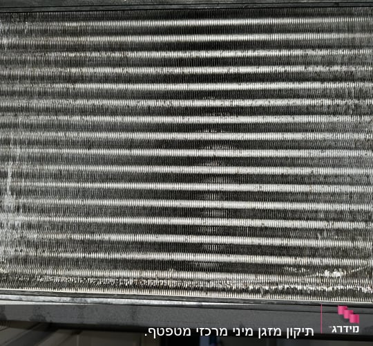 תמונה של סליל מזגן עם לכלוך ואבק